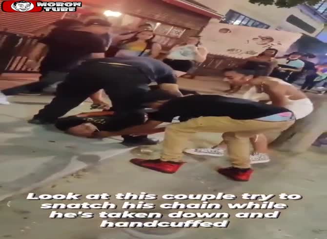 Video :Take a look at these duo attempting to rob a shackled person of a chain!